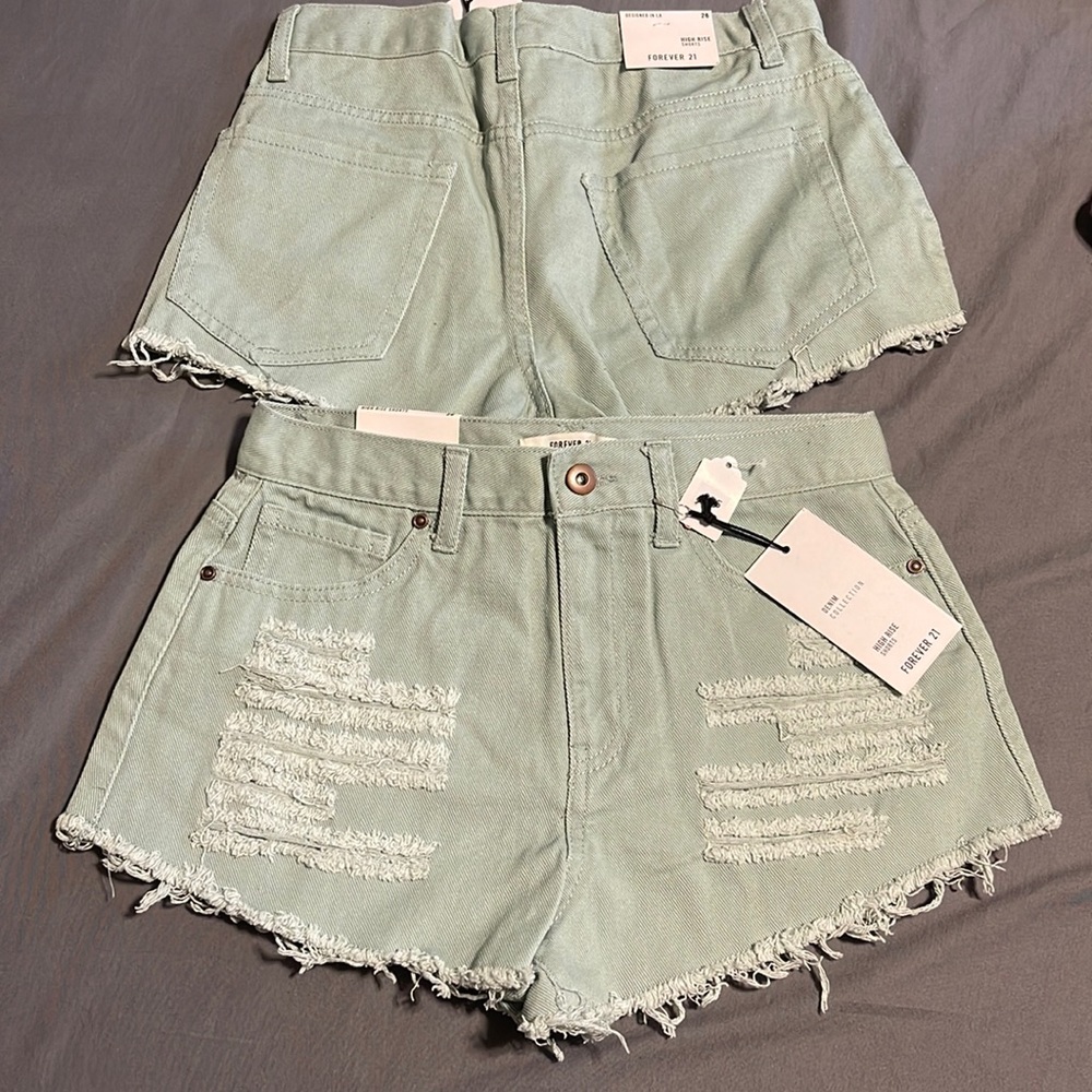 Juniors/women new olive colored shorts